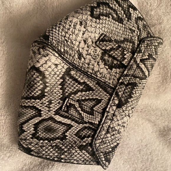 Snake print crossbody belt bag - Picture 2 of 3